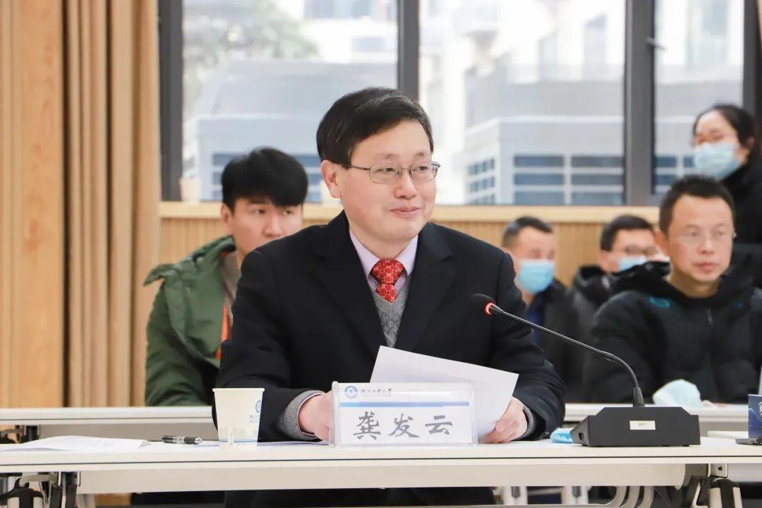 2025新澳门精准正版免费，快速问题设计计划，挑战版61.670