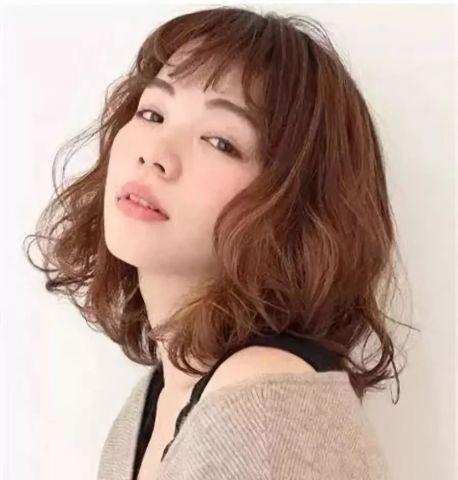 最新女发型盛行趋势，长发型之美展现奇异魅力