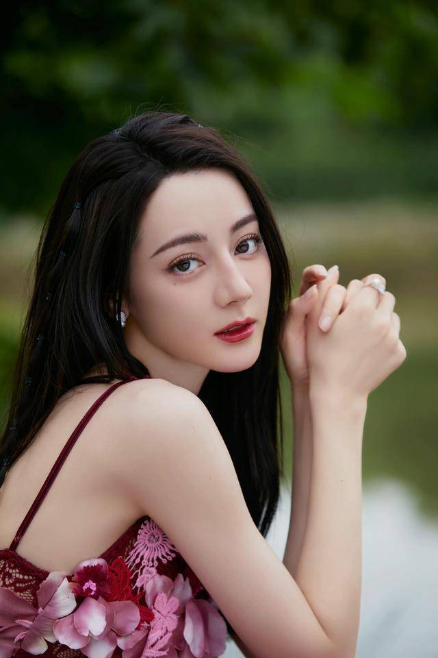 迪丽热巴最新图片，展现无限魅力的瞬间风范