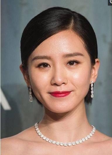 杨幂最新璀璨星光下的时尚焦点照片亮相！