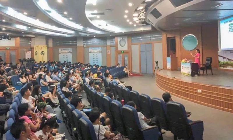 万山特区图书馆新任向导及其引领下的厘革与展望