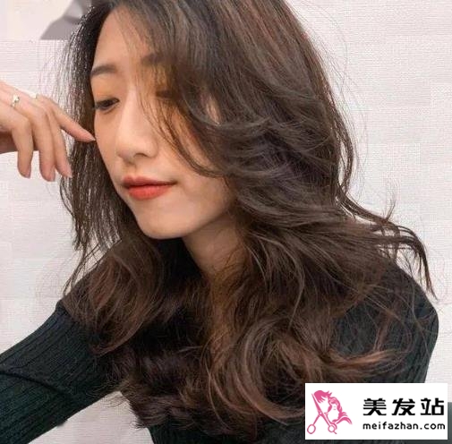 探索未来时尚，2025年最新烫发趋势