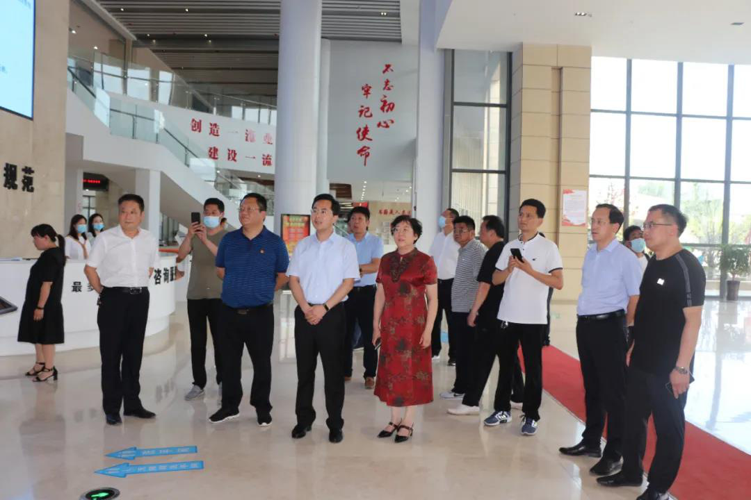 平舆县图书馆向导团队全新亮相，展望未来生长之路。